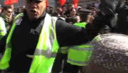 © Guardian Polizist holt zur Ohrfeige aus